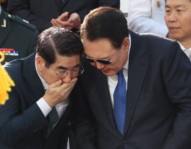 2024년 10월 국군의날 행사에 김용현 전 국방부 장관과 은밀하게 대화하는 윤석열 전 대통령. 김태형 기자 xogud555@hani.co.kr