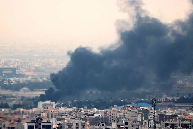 16일(현지시각) 이란 테헤란 남서부에서 발생한 폭발로 연기가 치솟고 있다. 테헤란/AFP 연합뉴스