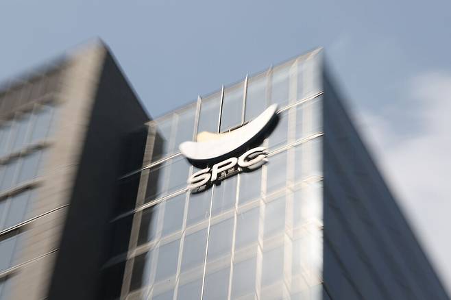 지난달 SPC삼립 시화 공장에서 근로자가 기계에 끼어 숨진 사고와 관련해 수사당국이 17일 서울 서초구 양재동 SPC 본사와 시화 공장에 대한 압수수색에 들어갔다. 사진은 서울 양재동 SPC 본사의 모습. 연합뉴스