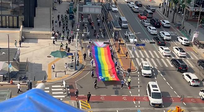 김형수씨가 14일 서울 장교동 철탑에서 바라본 서울 퀴어문화축제 모습. 김형수 지회장 페이스북 갈무리