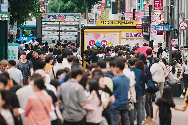 지난 14일 대구시 중구 동성로 한일극장 앞 대구국제뮤지컬페스티벌(DIMF) ‘만원의 행복’ 부스에 사람들이 길게 줄을 서고 있다. 대구국제뮤지컬페스티벌 제공
