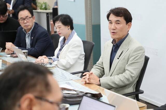 강원에프시 구단주인 김진태 강원지사가 지난달 12일 오전 강원도청 기자실에서 열린 간담회에서 강원에프시(FC)의 ‘춘천시장 출입 제한’ 조처 등의 논란에 대해 공식 사과하고 있다. 강원도 제공