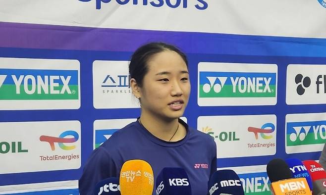 배드민턴 국가대표 안세영이 17일 충북 진천 국가대표선수촌에서 열린 배드민턴 국가대표 미디어데이에서 취재진을 만나 질문에 답하고 있다. 장필수 기자 feel@hani.co.kr
