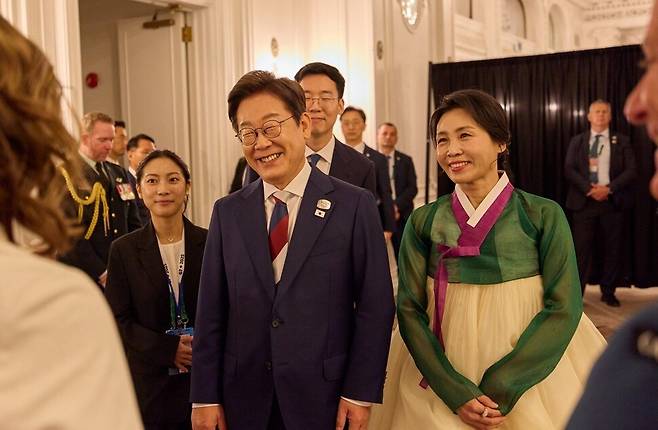 이재명 대통령과 김혜경 여사가 16일(현지시각) 캐나다 앨버타주 캘거리 한 호텔에서 열린 캐나다 총독 내외 주최 주요 7개국(G7) 정상회의 초청국 리셉션에 참석하고 있다. 대통령실 제공