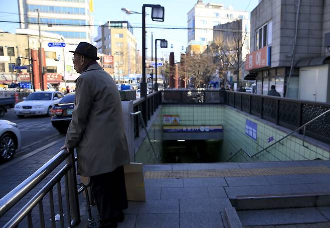 다른 사람에게는 잘 보이지 않지만 그 사람의 시야에서만 보이는 풍경이 있다. 178cm의 시선으로는 휠체어 탄 사람의 눈에 보이는 것을 묘사할 수 없고, 성격이 급하고 걸음도 빠른 사람은 70대 노인이 느끼는 것을 알기란 어렵다. 한겨레 자료 사진