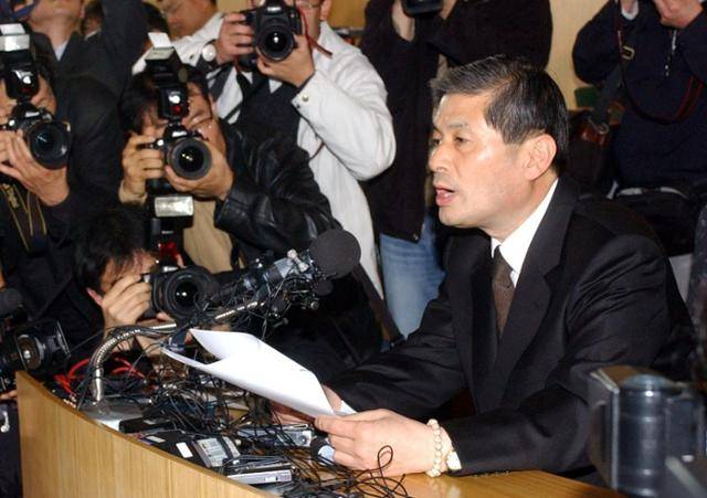 황우석 전 서울대 교수가 2005년 11월 24일 서울대 수의과대 강당에서 기자회견을 하고 있다. 한국일보 자료사진