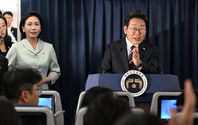 주요 7개국(G7) 정상회의 참석을 위해 출국한 이재명 대통령이 16일(현지시간) 캐나다 앨버타주 캘거리로 향하는 공군 1호기에서 기자간담회를 하고 있다. 연합뉴스