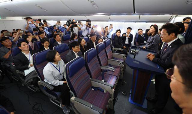 이재명 대통령이 16일(현지시간) 주요 7개국(G7) 정상회의 참석을 위해 캐나다 앨버타주 캘거리로 향하는 공군 1호기에서 기자간담회를 하고 있다. 뉴시스
