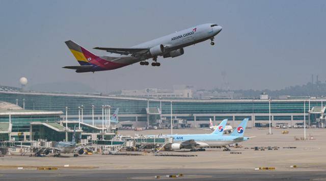 인천국제공항 제2여객터미널 계류장에 대한항공 여객기가 서있다. 영종도=하상윤 기자