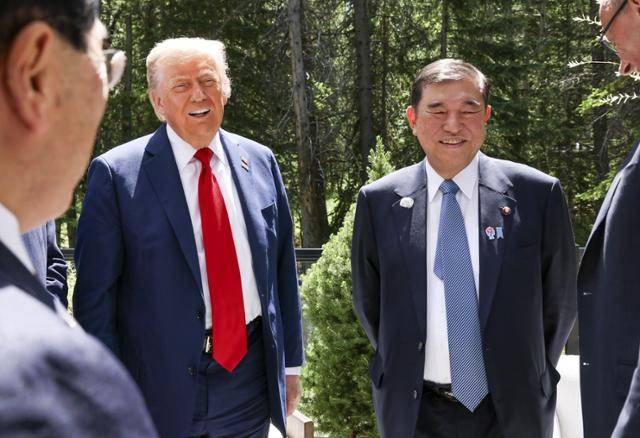 도널드 트럼프(왼쪽) 미국 대통령과 이시바 시게루 일본 총리가 16일(현지시간) 주요 7개국(G7) 정상회의를 계기로 캐나다 캐내내스키스에서 회담하고 있다. 일본 내각 홍보실 제공.