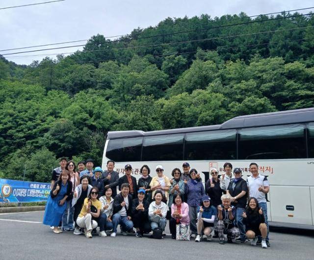 충북 청주지역 더불어민주당 지지자들이 14일 경북 안동시 예안면 이재명 대통령 생가터 앞 주차장에서 기념촬영을 하고 있다. 독자 제공