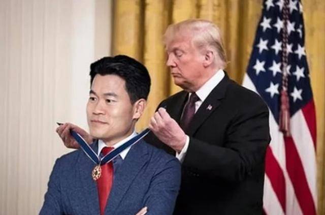 한국사 강사 출신 전한길(왼쪽)씨가 도널드 트럼프 미국 대통령으로부터 자유훈장을 받았다는 내용의 글과 함께 사회관계망서비스(SNS)에서 확산되고 있는 사진. 이는 조작된 합성 사진으로 밝혀졌다. 페이스북 캡처