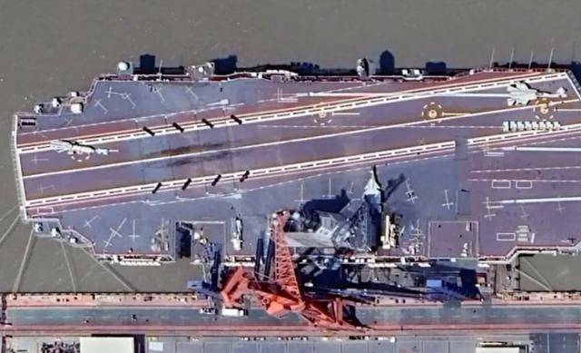 중국 사회관계망서비스에 유포된 중국의 세 번째 항공모함인 푸젠함의 위성사진. 비행갑판에 전투기를 위한 공간이 새로 칠해져 있다. 바이두 화면 캡처