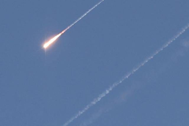 이스라엘군은 이란에서 이스라엘을 향해 미사일이 발사된 후 전국 여러 지역에서 사이렌이 울렸다고 발표했다. 사진은 17일미사일이 예루살렘 상공을 가로지르는 모습. 예루살렘=EPA 연합뉴스