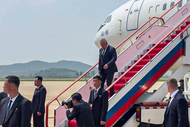 세르게이 쇼이구 러시아 국가안보회의 서기가 17일 북한 평양을 방문해 전용기에서 내려오고 있다. 평양=타스 연합뉴스