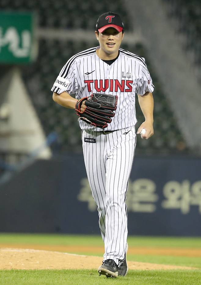 2023 KBO리그 KT 위즈와 LG 트윈스의 경기가 6일 오후 잠실야구장에서 열렸다. LG 투수 함덕주가 7회 KT 2사 만루서 조용호를 삼진으로 돌려 세우고 들어오며 미소 짓고 있다. 잠실=정시종 기자 capa@edaily.co.kr /2023.07.06.