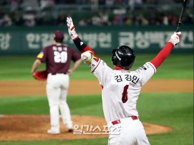 2022 KBO 포스트시즌 키움 히어로즈와 SSG 랜더스의 한국시리즈 5차전이 7일 오후 인천SSG랜더스필드에서 열렸다. 9회말 무사 1,3루 대타로 나온 김강민이 끝내기 스리런 홈런을 치고 두 팔을 번쩍 들어올리고 있다. 인천=김민규 기자