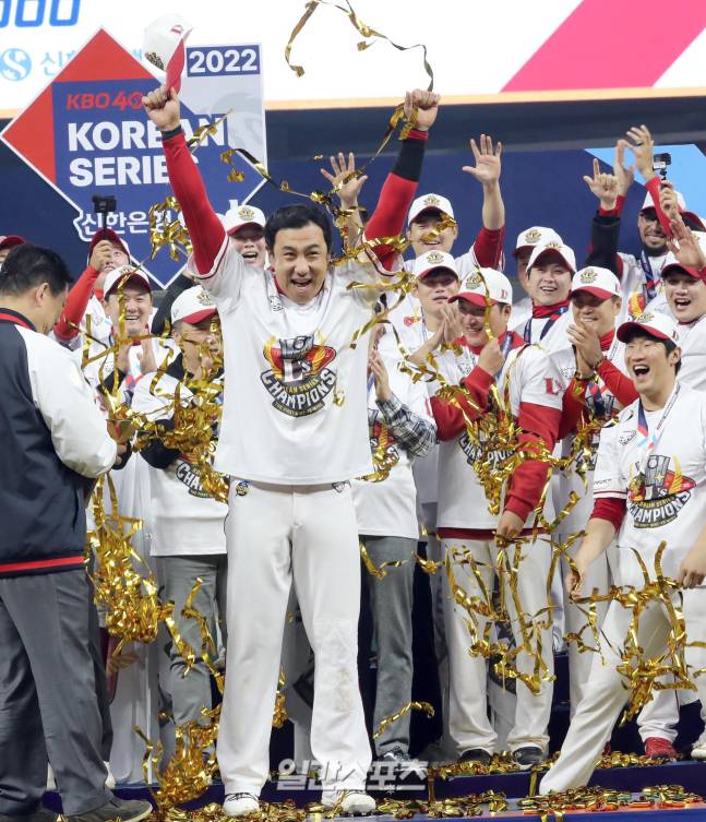 키움 히어로즈와 SSG 랜더스가 8일 오후 인천 SSG랜더스필드에서 ‘2022 KBO리그 포스트시즌’ 한국시리즈 6차전 경기를 펼쳤다. SSG가 4-3으로 승리하고 한국시리즈 우승을 차지했다. MVP에 선정된 김강민이 기뻐하고 있다. 인천=정시종 기자 /2022.11.08.