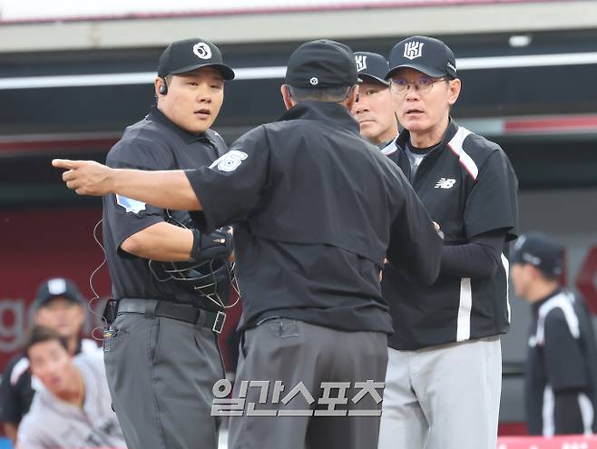 지난달 22일 열린 수원 KT-KIA전에서 이강철 KT 감독이 그라운드로 나와 심판과 얘길하고 있다. 수원=정시종 기자