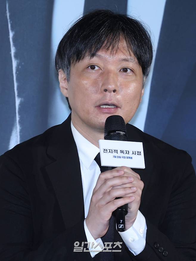김병우 감독이 17일 오전 서울 광진구 롯데시네마 건대입구점에서 열린 영화 '전지적 독자 시점' 제작보고회에 참석해 인사말을 하고 있다. '전지적 독자 시점'은 10년 이상 연재된 소설이 완결된 날 소설 속 세계가 현실이 되고, 유일한 독자였던 '김독자'가 소설 주인공 '유중혁' 등을 만나 멸망한 세상에 살아남기 위해 나서면서 벌어지는 이야기. 오는 7월 23일 개봉. 서병수 기자 qudtn@edaily.co.kr /2025.06.17/