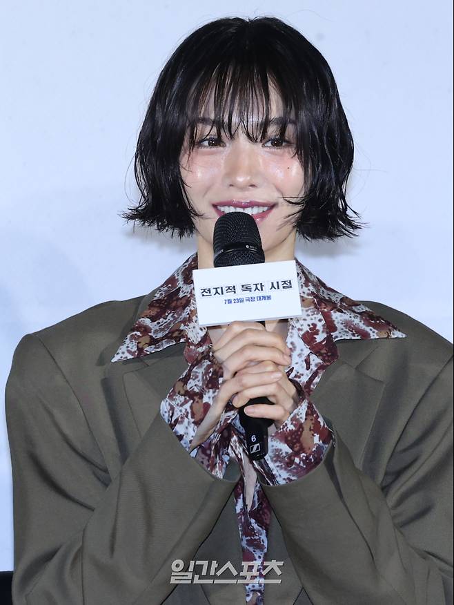 배우 나나가 17일 오전 서울 광진구 롯데시네마 건대입구점에서 열린 영화 '전지적 독자 시점' 제작보고회에 참석해 인사말을 하고 있다. '전지적 독자 시점'은 10년 이상 연재된 소설이 완결된 날 소설 속 세계가 현실이 되고, 유일한 독자였던 '김독자'가 소설 주인공 '유중혁' 등을 만나 멸망한 세상에 살아남기 위해 나서면서 벌어지는 이야기. 오는 7월 23일 개봉. 서병수 기자 qudtn@edaily.co.kr /2025.06.17/