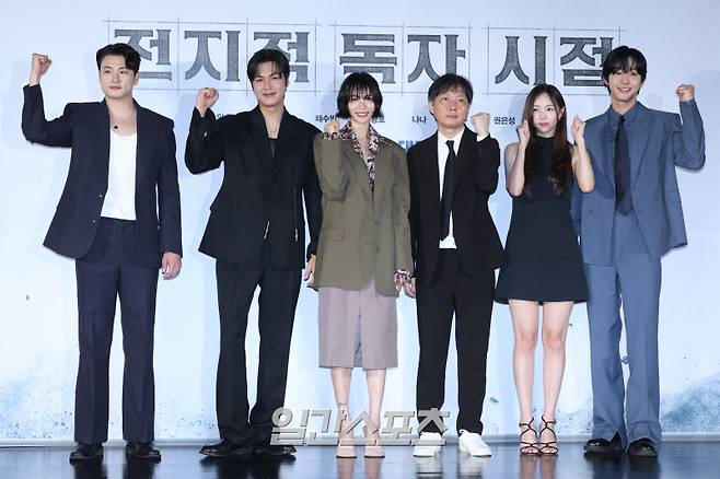 배우 신승호, 이민호, 나나, 김병우 감독, 채수빈, 안효섭이 17일 오전 서울 광진구 롯데시네마 건대입구점에서 열린 영화 '전지적 독자 시점' 제작보고회에 참석해 포토타임을 갖고 있다. '전지적 독자 시점'은 10년 이상 연재된 소설이 완결된 날 소설 속 세계가 현실이 되고, 유일한 독자였던 '김독자'가 소설 주인공 '유중혁' 등을 만나 멸망한 세상에 살아남기 위해 나서면서 벌어지는 이야기. 오는 7월 23일 개봉. 서병수 기자 qudtn@edaily.co.kr /2025.06.17/