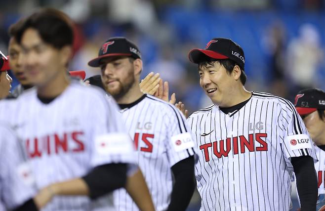 <yonhap photo-7364="">11일 서울 잠실야구장에서 열린 프로야구 2025 신한 SOL 뱅크 KBO리그 SSG 랜더스와 LG 트윈스의 경기에서 6-4로 승리를 거둔 LG 김현수와 오스틴이 동료들과 하이파이브를 하고 있다. 사진=연합뉴스</yonhap>