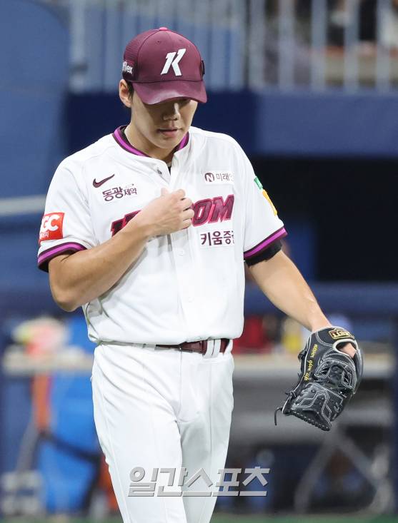 2025 KBO리그 프로야구 키움 히어로즈와 SSG 랜더스의 경기가 17일 오후 서울 고척스카이돔에서 열렸다. 4회초 2사 이후 2실점한 김윤하가 아쉬워하고 있다. 고척=김민규 기자 /2025.06.17/