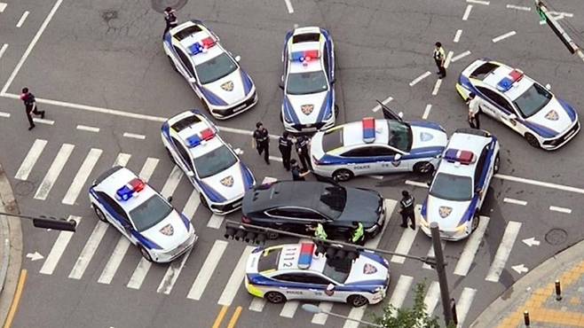 경찰에 포위된 용의차량 [연합뉴스/독자 제공]