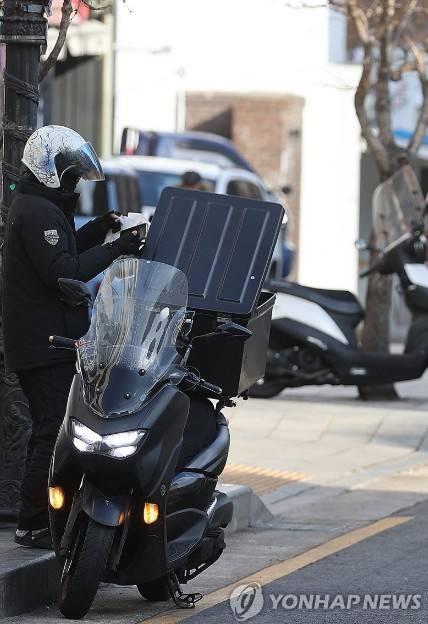 서울 시내 한 음식점에서 라이더가 배달 음식을 수령하고 있다. [사진=연합뉴스]