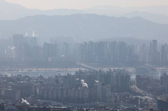 안개에 덮인 서울 시내의 아파트. [사진=연합뉴스]