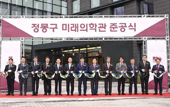 정몽구 미래의학관 준공식에서 정의선 현대차그룹 회장, 김재호 고려중앙학원 이사장, 김동원 고려대 총장, 승명호 교우회장 등 참석자들이 테이프커팅을 하고 있다. [사진=현대자동차그룹]