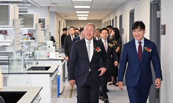 정의선 현대차그룹 회장이 지난 16일 정몽구 미래의학관 준공식에서 인사말하고 있다. [사진=현대자동차그룹]