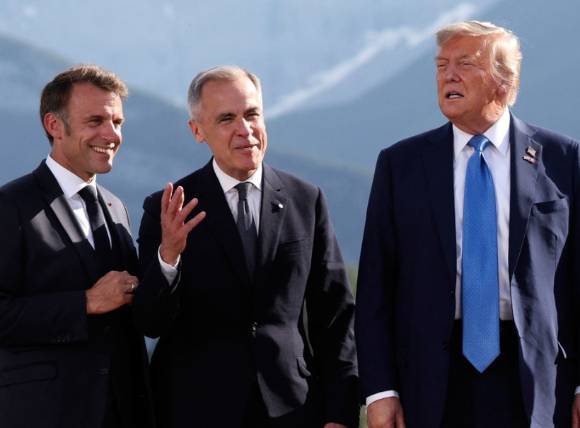 16일(현지시간) 캐나다 캐내내스키스에서 열린 주요 7개국(G7) 정상회의에 참석한 주요국 정상들. 왼쪽부터 에마뉘엘 마크롱 프랑스 대통령, 마크 카니 캐나다 총리, 도널드 트럼프 미국 대통령. [사진=AP/연합뉴스]