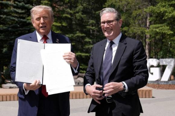 도널드 트럼프 미국 대통령(왼쪽)과 키어 스타머 영국 총리가 관세 관련 합의에 도달했다. [사진=로이터/연합뉴스]