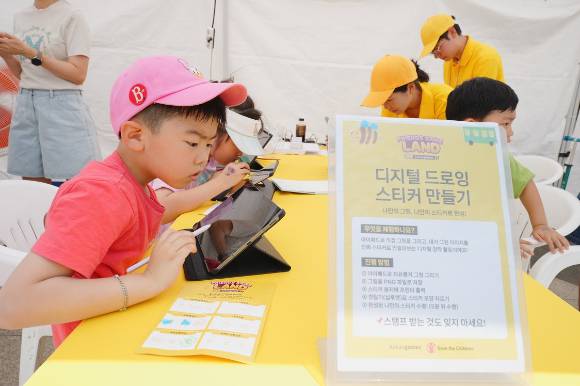 카카오게임즈가 '세계 놀이의 날'을 맞아 지난 15일 경기 성남 화랑공원에서 '찾아가는 프렌즈게임 랜드 - 힘껏! 맘껏! 실컷! 우리 다 같이 놀자 게임 한바퀴' 행사를 개최했다. 사진은 행사 현장. [사진=카카오게임즈]