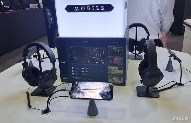 ▲ 현장에 거치된 로스트아크 모바일 시연 부스 모습