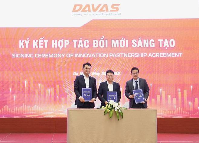 DAVAS 2025에서 진행된 3사 MoU 현장 (왼쪽부터 마이클 채 에코피스 CSO, 호 응우옌 쭈엉 EV 수리야 대표, 션 탄 킬사글로벌 공동대표) / 출처=킬사글로벌