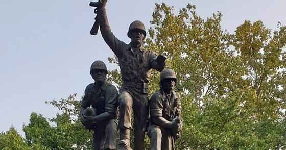 백마고지 전투의 ‘삼군신’이라 불리는 강승우 중위, 안영권 하사, 오규봉 하사의 동상. 이들은 배낭에 수류탄과 폭탄을 넣고 중공군 진지에 돌진해 산화했다. 이런 육탄전을 펼친 끝에 백마고지를 탈환했다. [사진 김정탁]