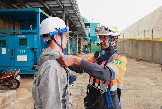지난 13일 울산 HD현대중공업에서 외국인 최초 사내협력사 현장 반장 쿠마라(36)씨가 작업 전 동료들 준비 사항을 확인하고 있다. 사진 HD현대중공업