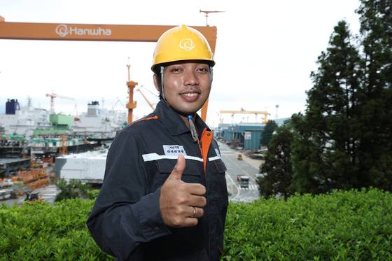 16일 경남 거제 한화오션 조선소. 사내협력사 외국인 근로자 중 처음으로 최고난도 용접 기술 자격(6GR)을 취득한 인도네시아 출신 라피히다얏(28)이 ″(현장) 반장까지 하고 싶다″는 포부를 밝히고 있다. 사진 한화오션