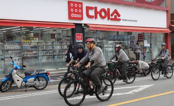 지난 5일 경남 거제시 장평동 삼성중공업 조선소에서 퇴근한 외국인 노동자들이 생필품을 구입하려 다이소 매장을 찾고 있다. 송봉근 기자