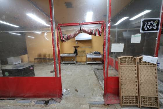 지난 5일 경남 거제시 장평동 한 재래시장에 폐업한 한 식당 모습. 송봉근 기자