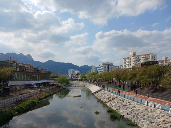 서울시가 16일 개장한 서울 강북구 우이천 수변활력거점. [사진 서울시]