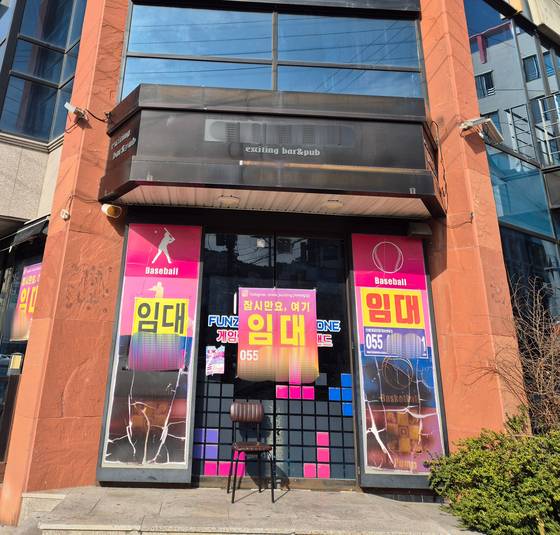 지난 3월 경남 거제시 옥포동 한 상가 건물 1층 정문에 임대 팻말이 붙어 있다. 안대훈 기자