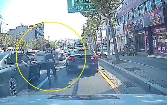 지난 4월 26일 오전 대전 서구 도마동의 한 도로에서 음주상태로 차량을 몰던 운전자가 경찰의 정지 요청을 무시하고 도주하고 있다. [사진 대전경찰청]