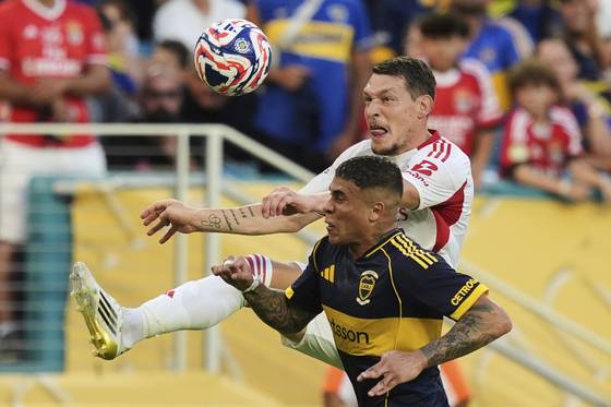 난타전 끝에 비긴 보카주니어스와 벤피카. AP=연합뉴스