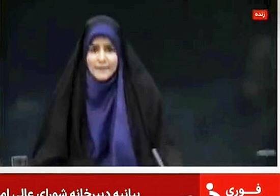 생방송 중 닥친 폭격에 대피하는 이란 국영방송 IRIB의 사하르 에마미 앵커. AP=연합뉴스