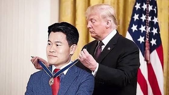 도널드 트럼프 미국 대통령이 전 한국사 강사 전한길씨에게 ‘대통령 자유훈장’을 수여하는 모습을 담은 합성 사진. 사진 페이스북 캡처