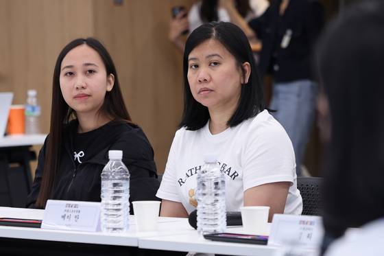 외국인 가사관리사들이 17일 서울 성동구 KT&G 상상플래닛에서 열린 2025 외국인 가사관리사 간담회에 참석해 한은숙 고용노동부 외국인력담당관의 발언을 듣고 있다. [뉴스1]